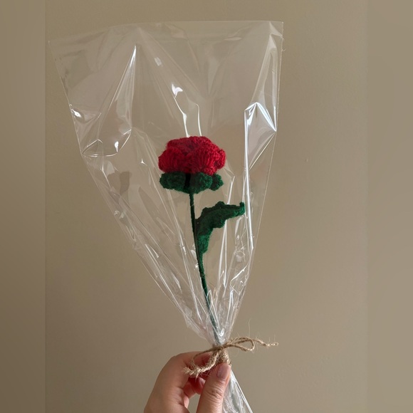 Treat yourself 🌹 $8 per rose❗️ Mom hand crocheted - Rose - Picture 1 of 5